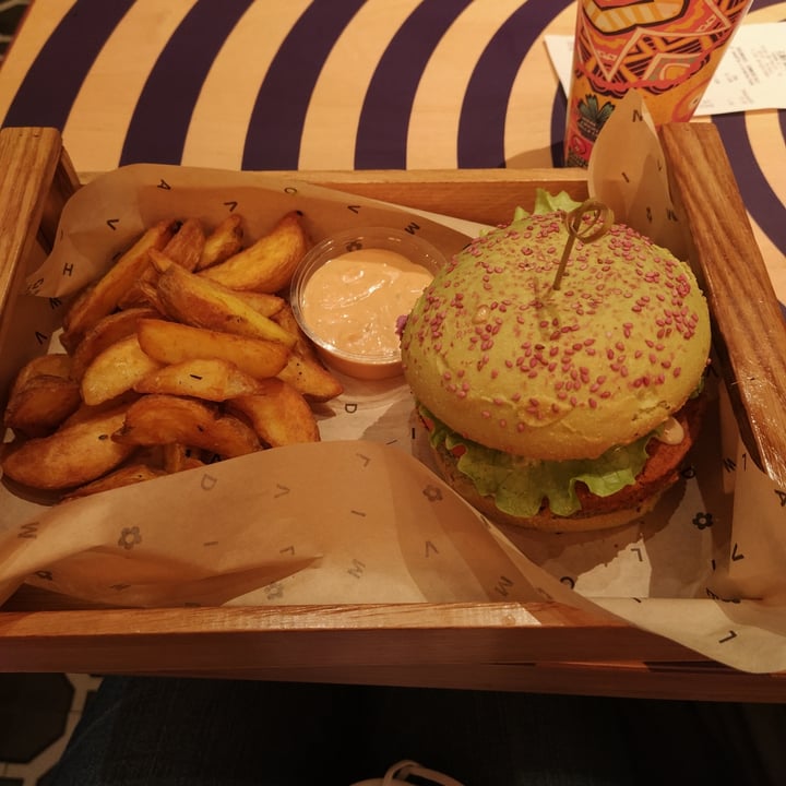 photo of Flower Burger Elf Burger shared by @chiaracappellini on  10 Mar 2022 - review