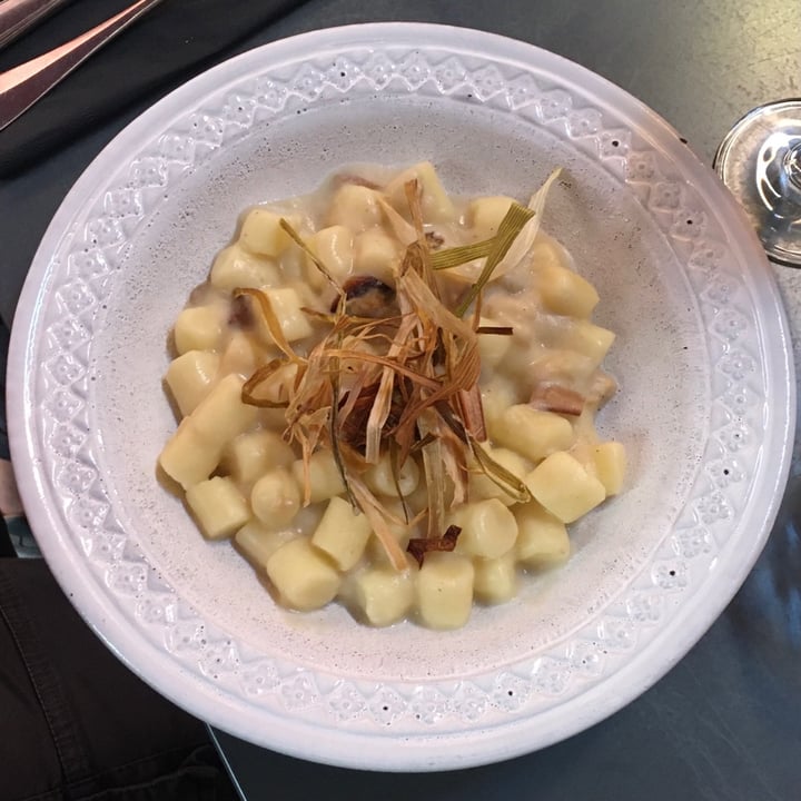 photo of Botanica Lab Cucina Gnocchetti con crema di topinambur, melanzane e porro croccante shared by @paperadubbiosa on  07 Oct 2020 - review