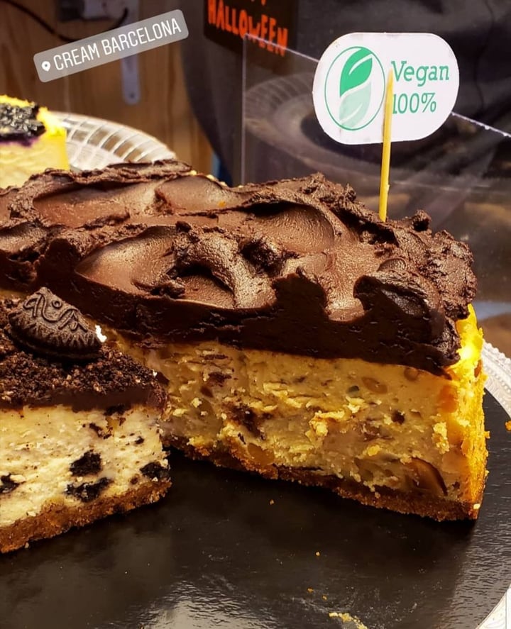 photo of The Cream Bcn Oreo Cheesecake shared by @ayveegan on  03 Jan 2020 - review