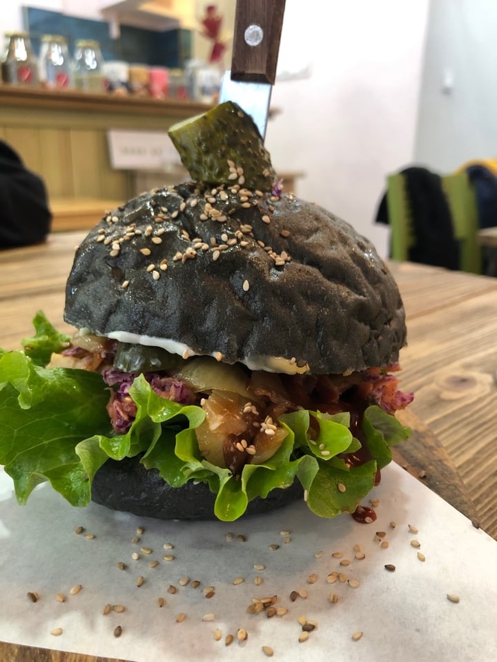 review photo of Edgy Veggy BBQ Tempeh Burger shared by @anitagmer on 28 Jan 2020 - review