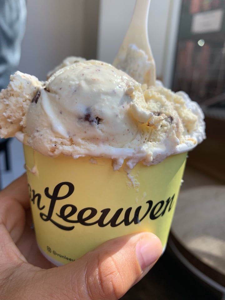 photo of Van Leeuwen Ice Cream Cookies & Cream Caramel Swirl shared by @jaggy on  13 Aug 2019 - review