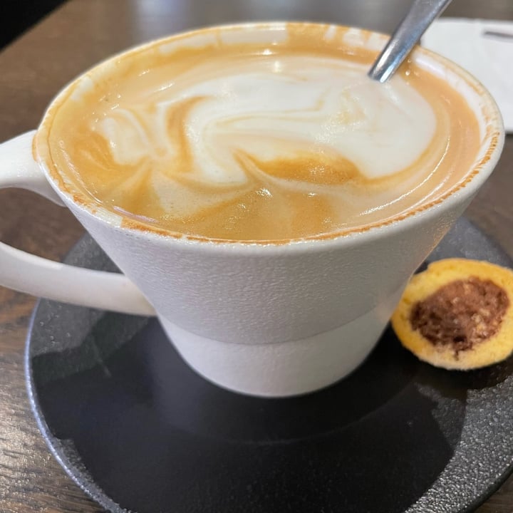 photo of Mugg & Bean Large Almond Cappuccino shared by @pigsnpaws on  04 Sep 2022 - review