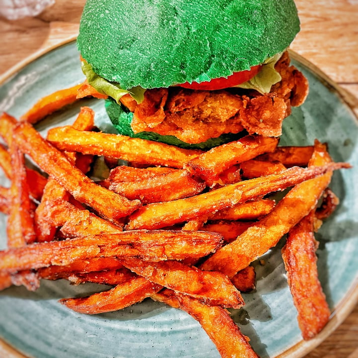 photo of Avo Brothers Avo burger beyond Meat shared by @giulia722 on  02 Jan 2022 - review