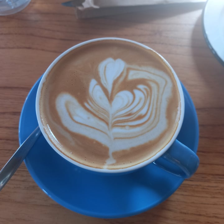review photo of Negro Mercado Cafe Latte Con Leche De Almendras shared by @nativegantandil on 18 Mar 2022 - review