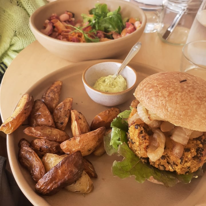 photo of COMVIDA Hamburguer Em Pao De Fermentação Natural E Batatas Assadas shared by @cawcaw on  10 Jul 2022 - review