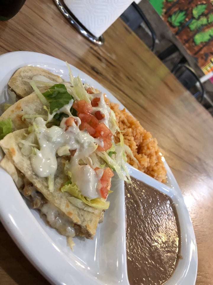 photo of Veegos Vegan Quesadillas shared by @robertosauceda09 on  30 Jun 2019 - review