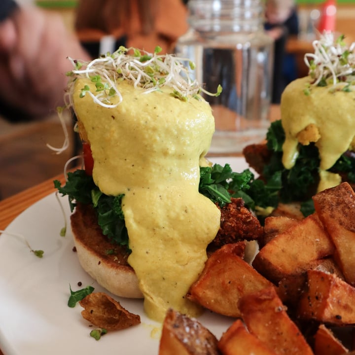 photo of Cleveland Vegan Benedict Breakfast Plate shared by @lizmaselli on  28 Jan 2022 - review