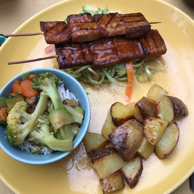 「Tempeh in Agrodolce, Patate, Riso Con Verdure」の料理の写真