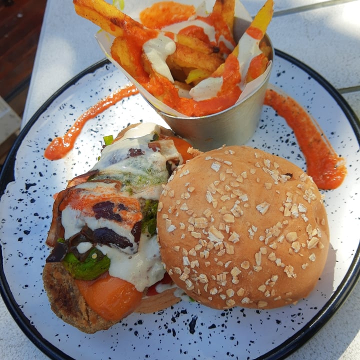 photo of Kali Plant-Based Menu del dia hamburguesa shared by @florcie444 on  10 Sep 2022 - review