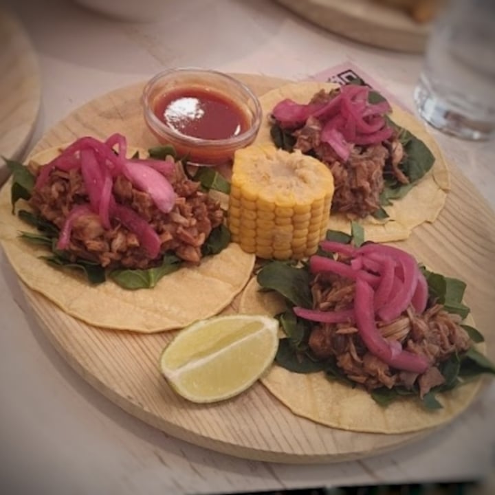 photo of La Oveja Negra taberna vegana. Tacos de jackfruit shared by @laurauf on  04 May 2022 - review
