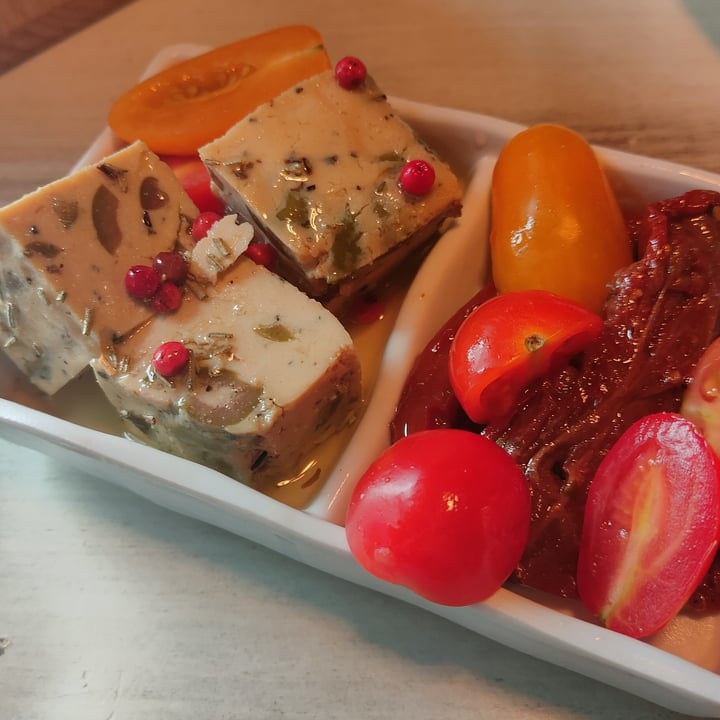 photo of Bubita Sangria Bar tomates y tofu marinados shared by @nadioski on  30 Oct 2022 - review