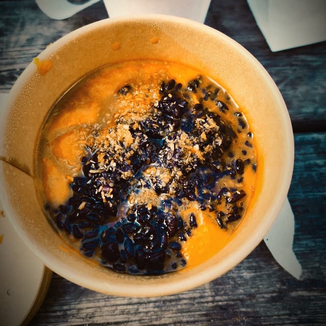 菜肴“Contorno; Zuppa Di Carote, Cocco, Riso Nero Venere”的照片