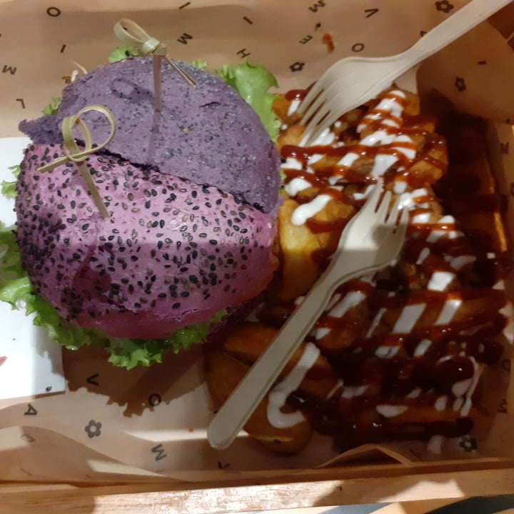 review photo of Flower Burger patatas buenas shared by @ava997 on 20 Oct 2022 - review