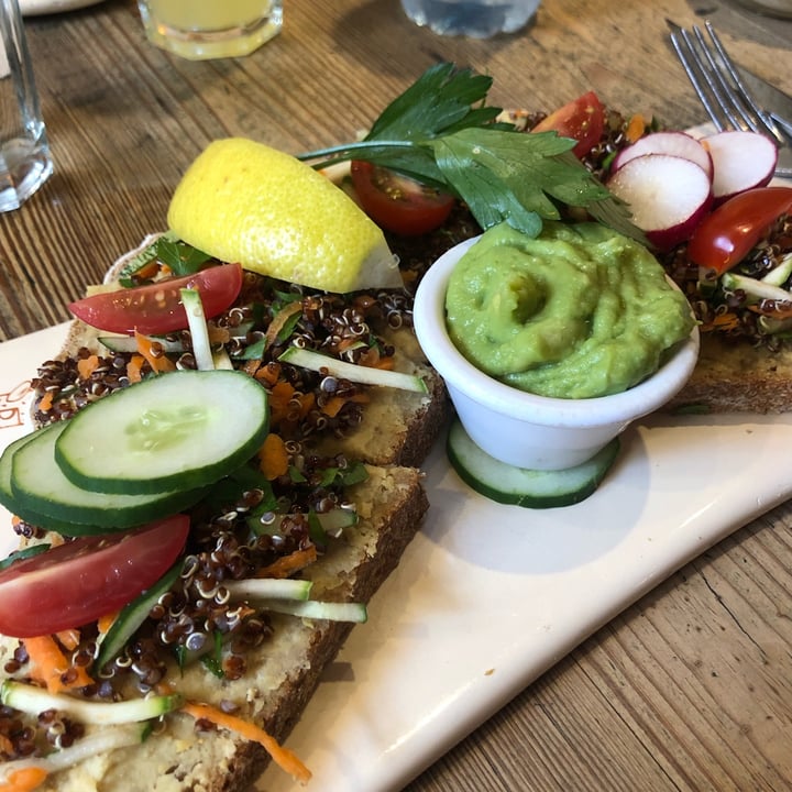 photo of Le Pain Quotidien Tartine de quinoa shared by @maiterodriguez on  08 Jan 2022 - review