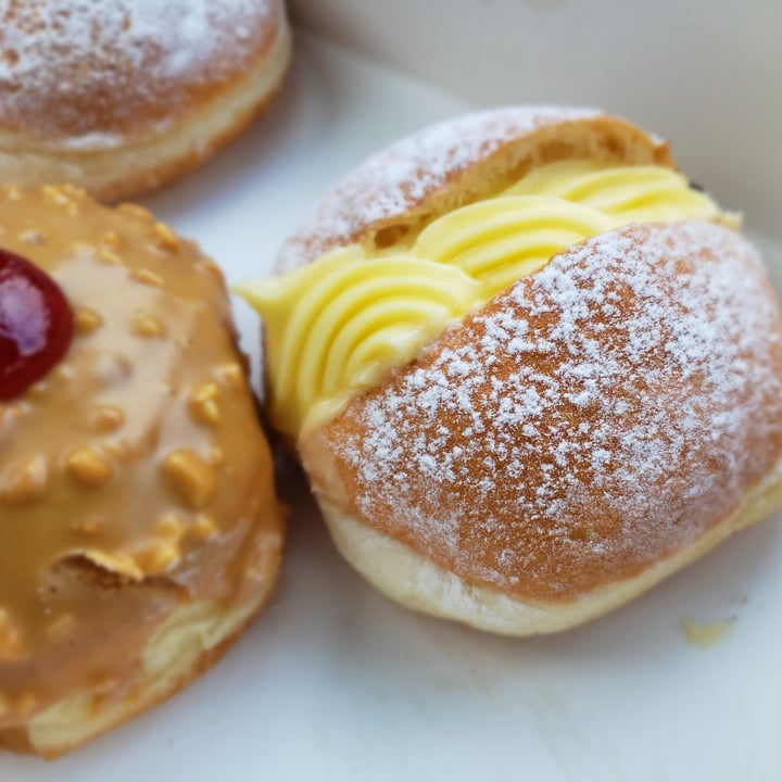 photo of Daniel's Donuts Custard Donut shared by @savetheworldwithkim on  09 Jun 2020 - review
