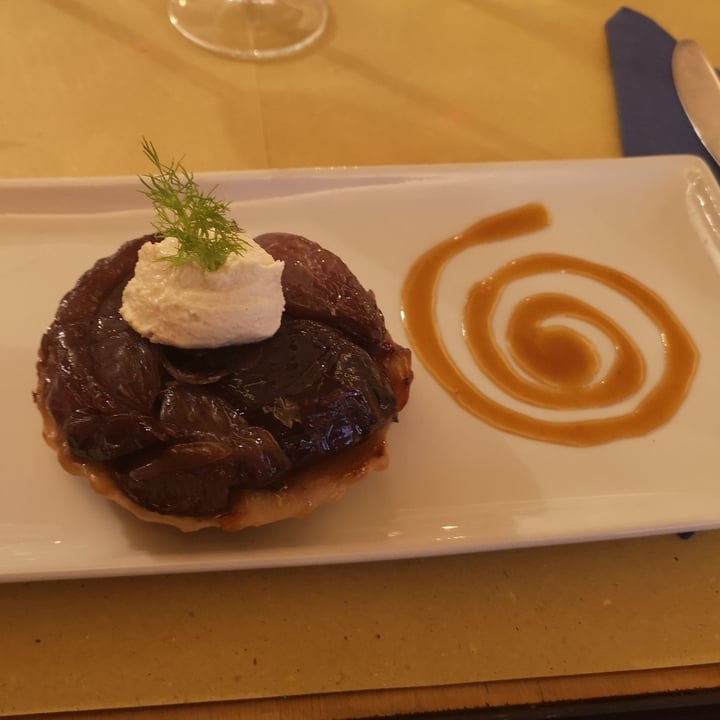 photo of Lo Fai tarte tatin di cipolla rossa caramellata con mousse alla burrata veg shared by @aleveganfoodlover on  12 May 2022 - review