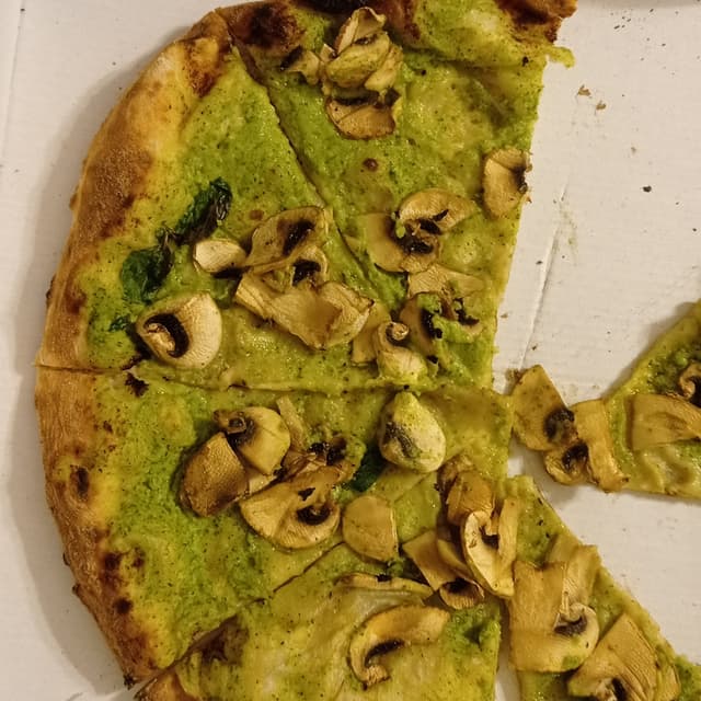 菜肴“Pizza crema di zucchine e funghi”的照片