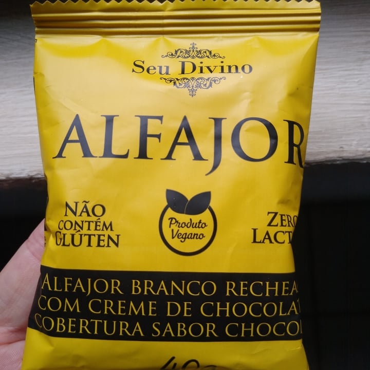 photo of Seu Divino Alfajor branco recheado com creme de chocolate e cobertura sabor chocolate shared by @lauriane on  19 May 2022 - review