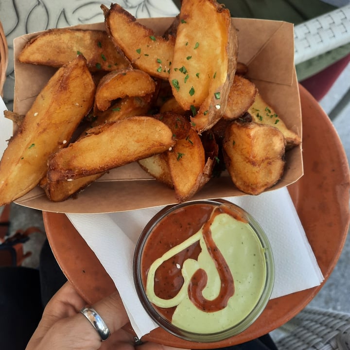 photo of Public & Vegan Kitchen Bled Fried potatoes with ketchup and guacamole shared by @mary88pc on  26 Aug 2022 - review