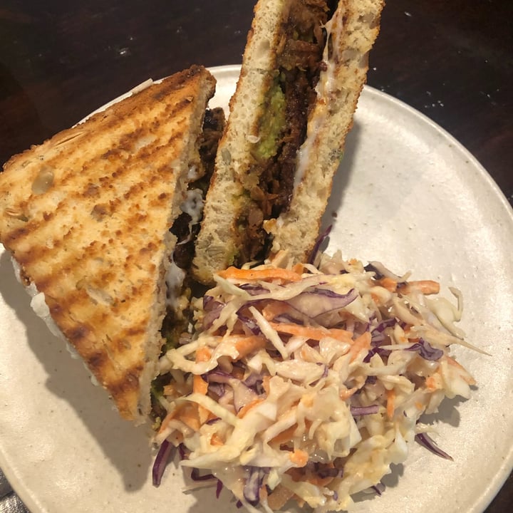photo of Café Vegetal Sándwich pulled no-pork shared by @andreaaraiz on  24 Jul 2022 - review