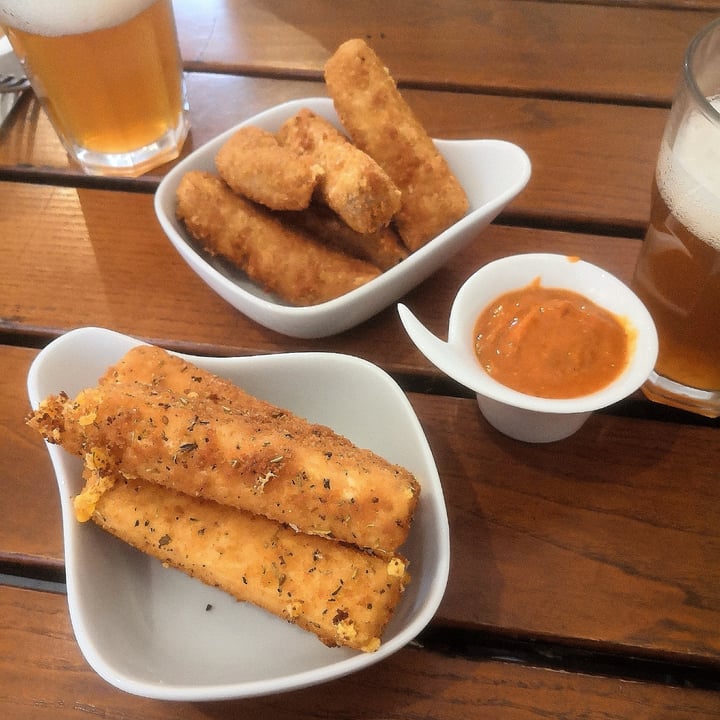 photo of The Judgy Vegan café & bar Seitan Wings & Croquettes De "fromage" shared by @lord-of-snob on  03 Jun 2022 - review