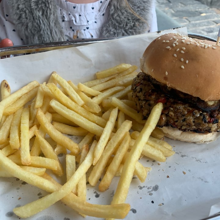 photo of Joe's Grill Hamburguesa Meta shared by @claritavegana on  17 Aug 2022 - review