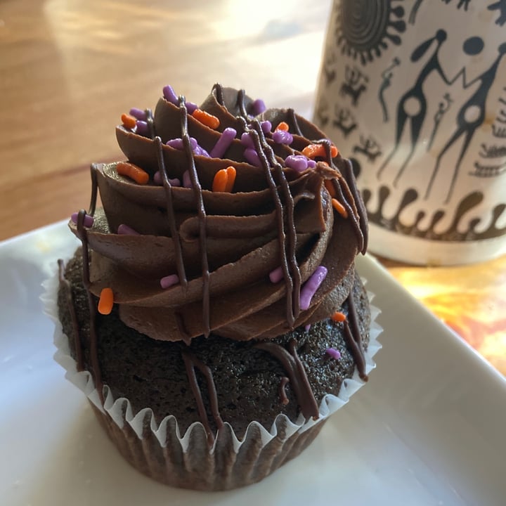 photo of Vegan East Chocolate fudge cupcake shared by @compassionatekisses on  15 Nov 2021 - review