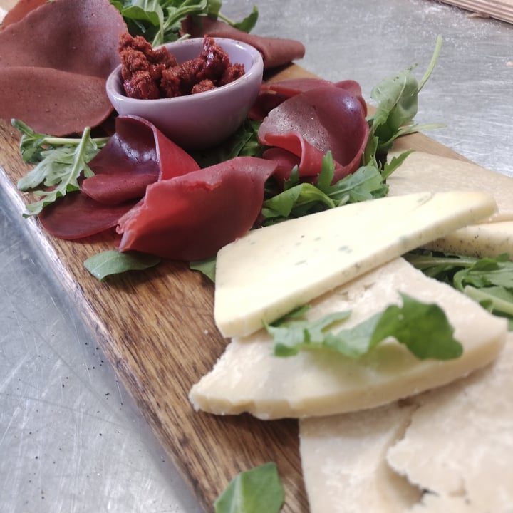 review photo of Buddy Italian Restaurant Cafè Tagliere di salumi e formaggi shared by @eppurvegano on 31 Aug 2022 - review