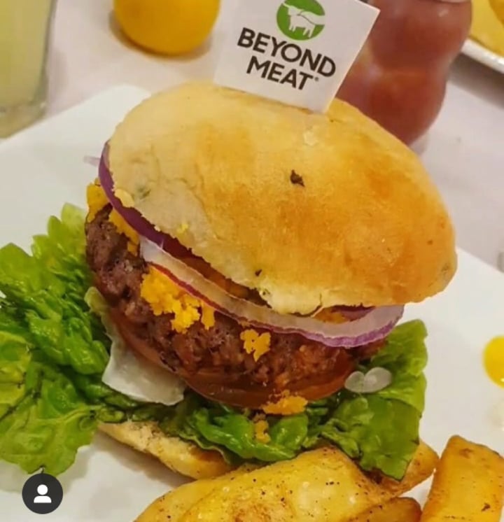 photo of Caballete & Berenjena Vegan Food Hamburguesa Beyond Meat shared by @veganosrecomiendo on  27 Nov 2019 - review