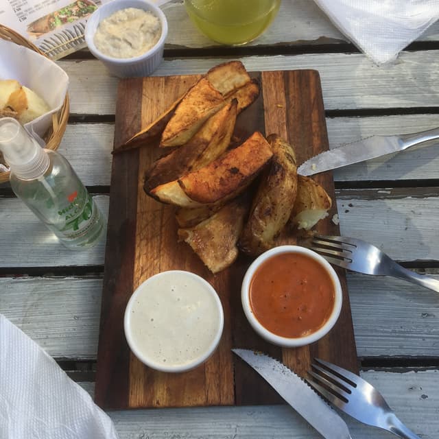Photo of the dish “Papas Rústicas Con Alioli Y Salsa Picante”