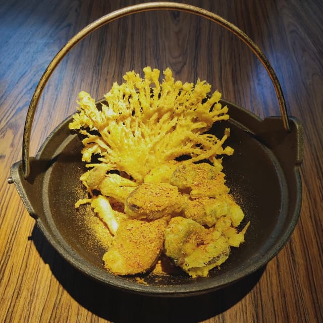 菜肴“assorted mushroom tempura”的照片