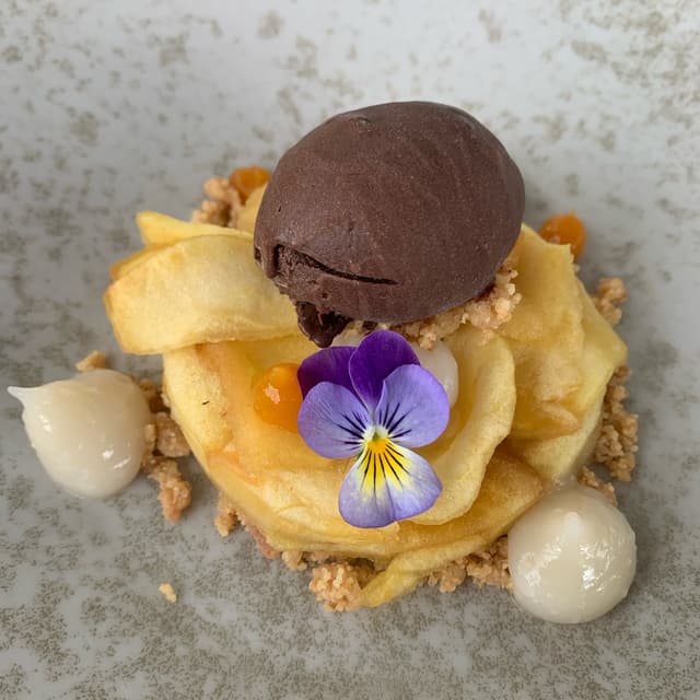 Photo of the dish “Apple crumble with vegan ice cream”