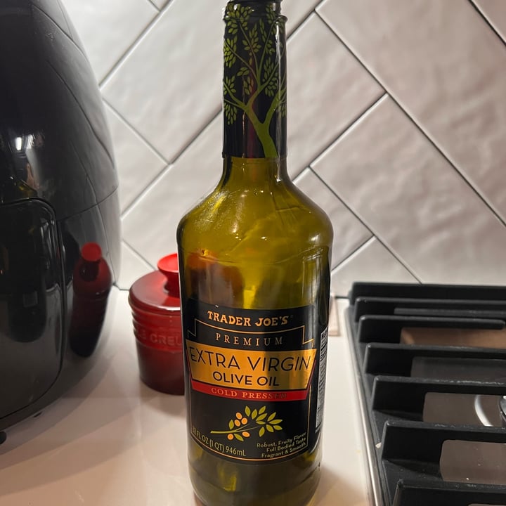 review photo of Trader Joe's Premium Extra virgin olive oil shared by @lemealex on 04 May 2022 - review