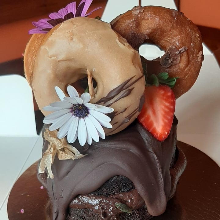 photo of The hippie Baker Tarta de chocolate con donuts shared by @vigoveryvegan on  13 Apr 2021 - review