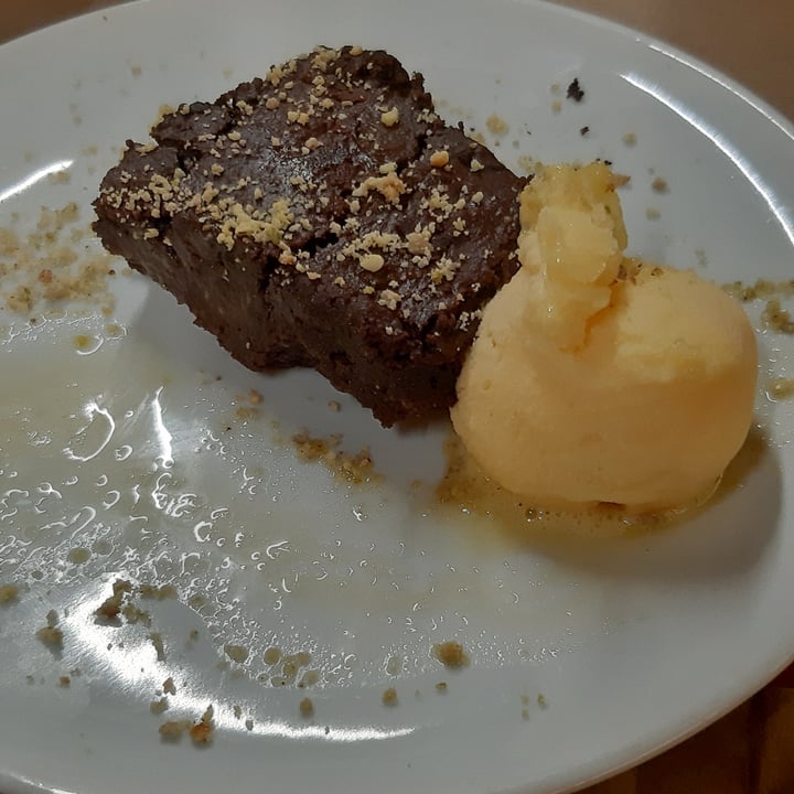 photo of Restaurante Vegetariano Fang i Aram Brownie De Boniato Con Helado De Mango shared by @francescaglad7 on  02 Oct 2021 - review