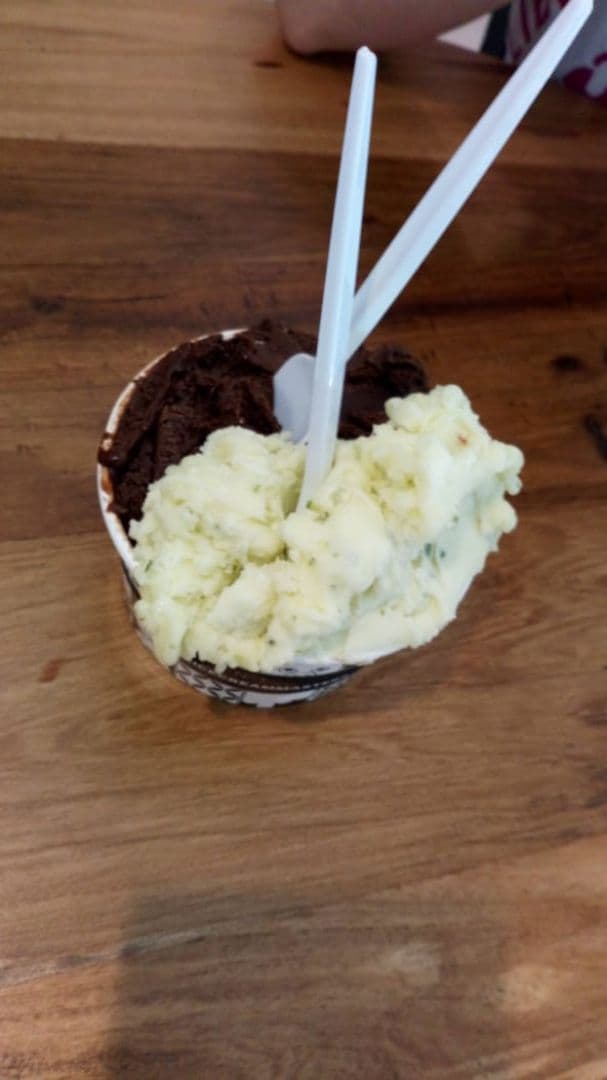 菜肴“Helado Dark chocolate Y No Recuerdo El Otro Gusto”的照片