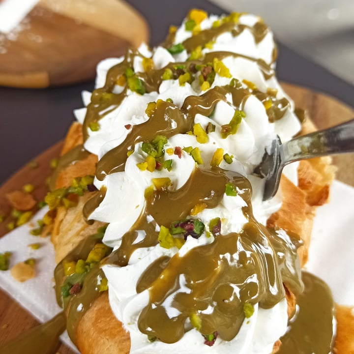photo of Efrem - Caffetteria, Pasticceria, Cucina Brioche Bomba Al Pistacchio shared by @valentinasofia on  08 Aug 2022 - review