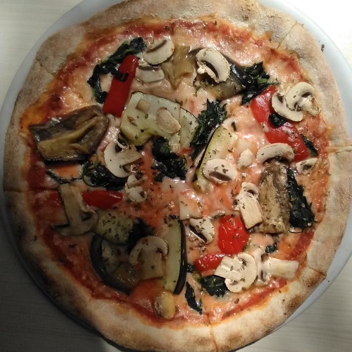 photo of Pizza Paco S L Pizza de verduras y champis shared by @sym on  14 Apr 2022 - review