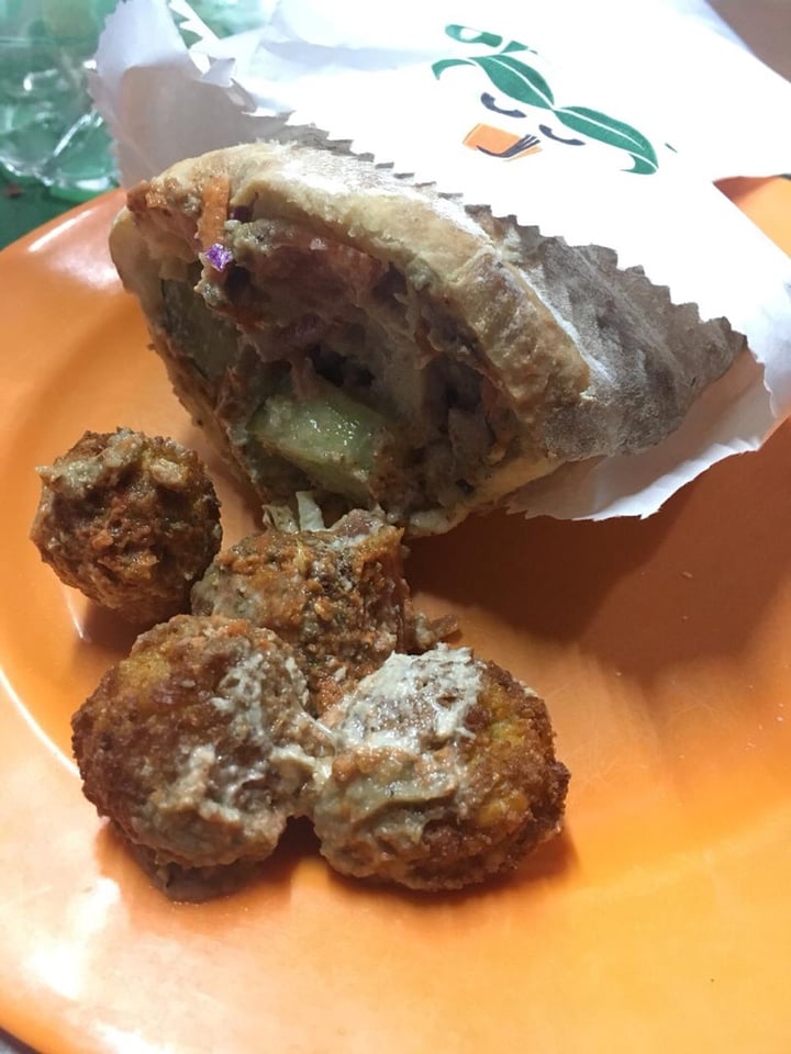 photo of Veggie Medio Oriente Falafel sandwich shared by @lauchis on  13 Aug 2019 - review