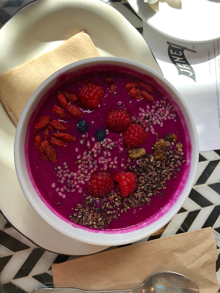 photo of Jane Dragonfruit smoothie bowl shared by @tracyelizabeth7 on  03 Jun 2018 - review