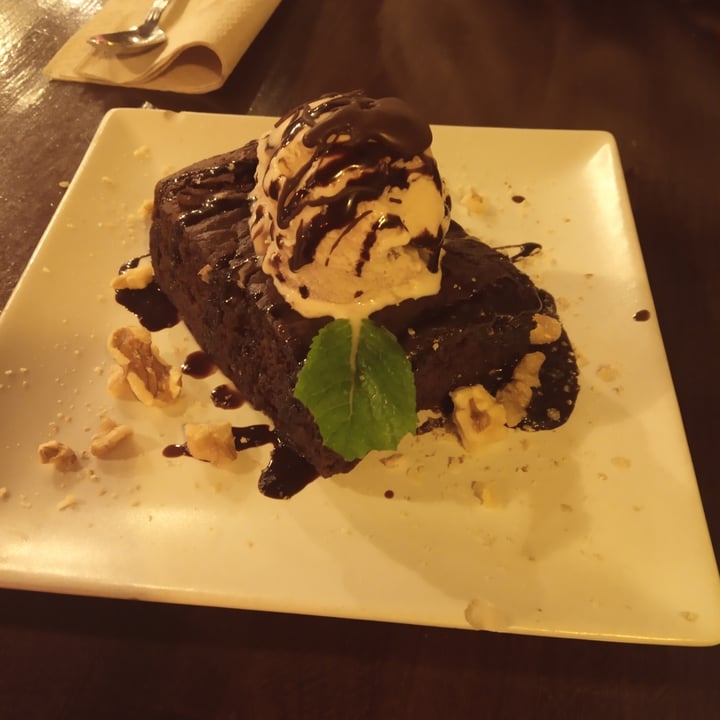 photo of Mad Mad Vegan Brownie con helado shared by @ailedail on  11 Jan 2022 - review