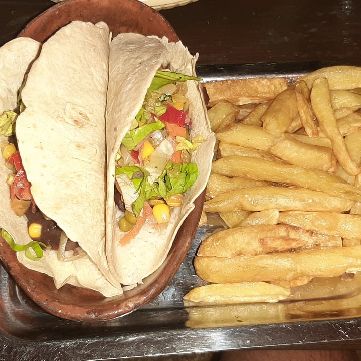 review photo of Cuate's Burger & Taco Bar Tacos Veganos Con Papas Fritas (No diponible) shared by @gastonfauret on 17 Feb 2021 - review