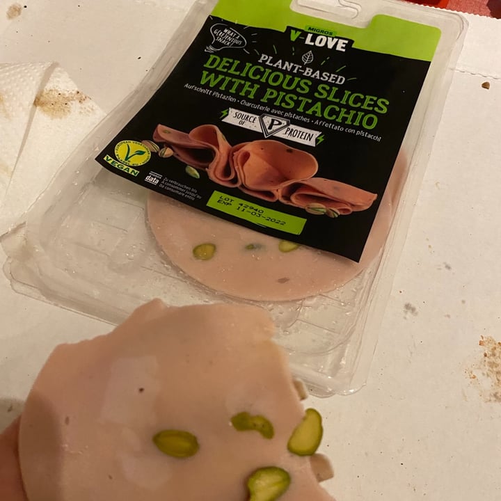 photo of Migros V-Love Delicious slices with pistacchio shared by @bohboh on  24 Mar 2022 - review
