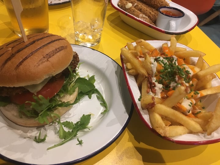 photo of V Rev Vegan Diner ‘Chicken’ Burger shared by @alexedward on  14 Mar 2019 - review