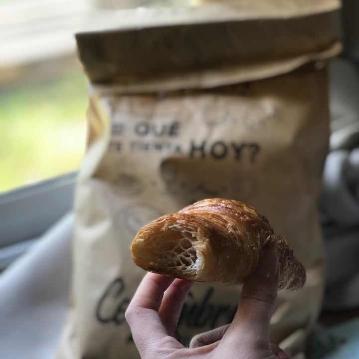 review photo of Costumbres Argentinas Croissant vegano shared by @brenalburquerque on 18 Mar 2021 - review