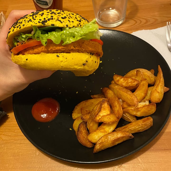 photo of Flower Burger Spicy Cecio shared by @itsalljustinyourmind on  09 Jan 2022 - review