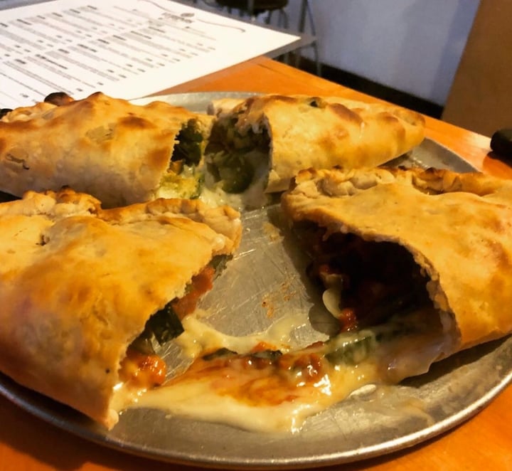 photo of Veggino's Pizza Calzone shared by @unidad-animal on  14 Dec 2019 - review