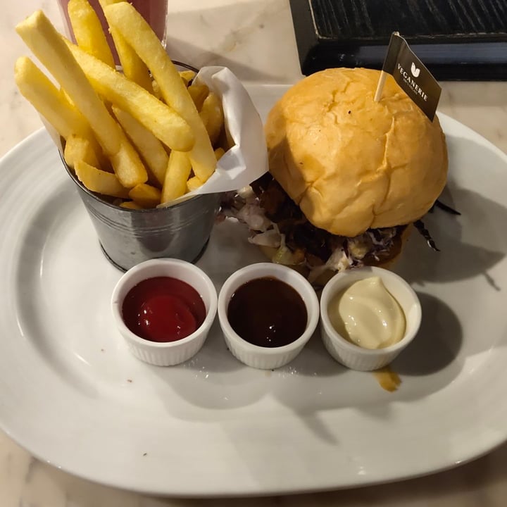 photo of VEGANERIE Concept Pulled Pork Burger shared by @stevenneoh on  02 Feb 2020 - review