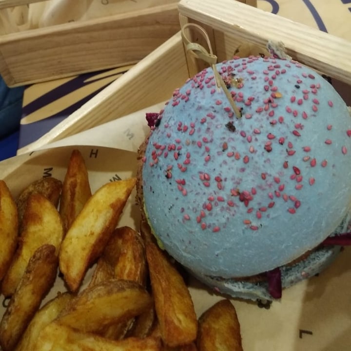 photo of Flower Burger Puffo edition shared by @nymeria998 on  28 Mar 2022 - review