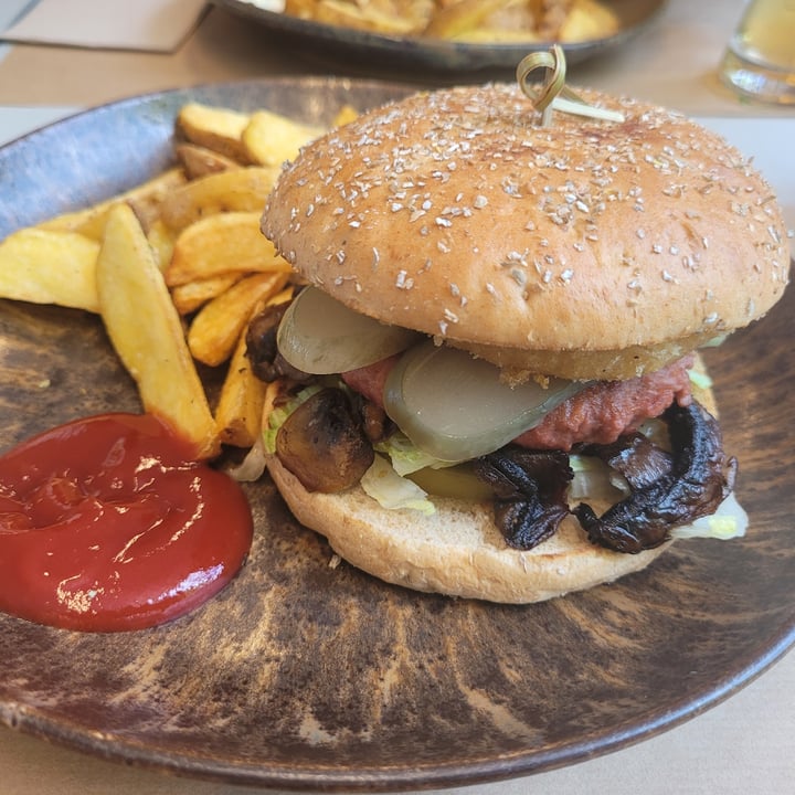 photo of Relax Burguer hamburger vegan shared by @plantbasedqueen on  11 Jul 2022 - review